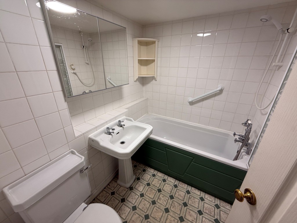 Lot: 117 - VACANT TWO-BEDROOM GROUND FLOOR FLAT REQUIRING IMPROVEMENT - Three piece bathroom